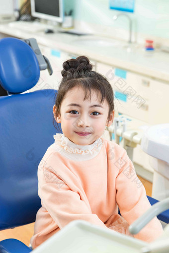 可爱的小女孩在牙科诊所亚洲人高清图片