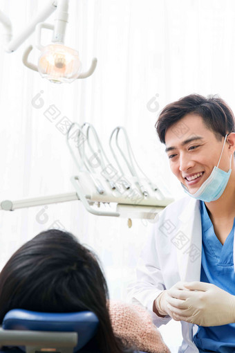 牙医给青年女患者治疗