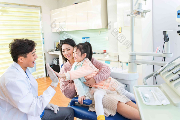 年轻妈妈带着小女孩看牙医亚洲人高端镜头