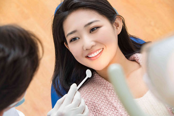 牙医治疗牙科诊所医疗关爱微笑高清摄影图