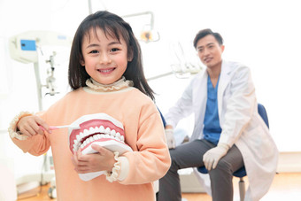 可爱的小女孩和牙科医生中国镜头