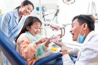 牙科医生教小女孩刷牙亚洲人高清照片