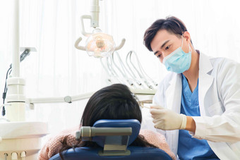 牙医给青年女患者治疗