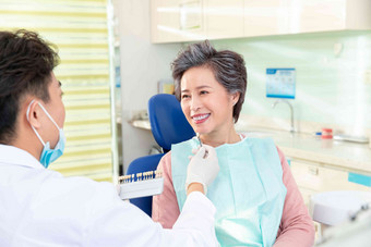 牙医和老年患者交谈