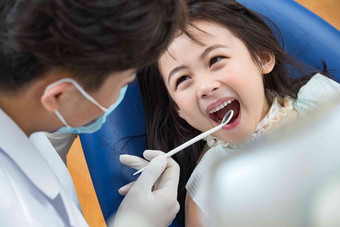 可爱的小女孩和牙科医生健康保健工作人员清晰素材
