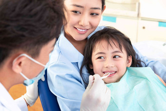 牙科医生给小女孩检查牙齿青年人氛围摄影