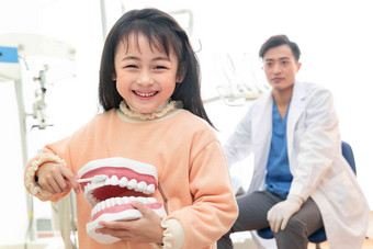 可爱的小女孩和牙科医生中国高质量摄影图
