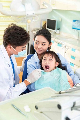牙科医生给小女孩检查牙齿检查高端照片
