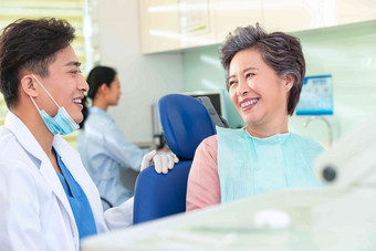 牙科医生和患者交谈