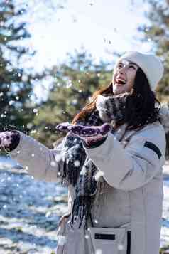 下雪天玩耍的青年女人