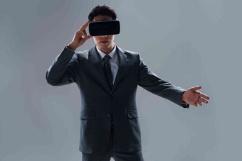 戴VR眼镜男士元宇宙通讯未来清晰镜头