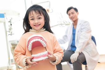 可爱的小女孩和牙科医生医疗清晰相片