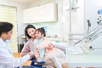 年轻妈妈带着小女孩看牙医家庭高质量影相