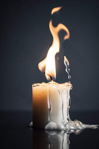 燃烧的蜡烛白色细节