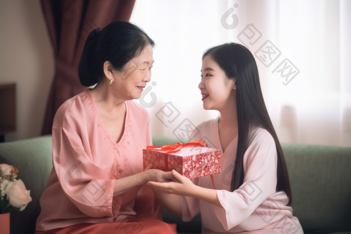 母亲节礼物女儿母亲孝心感恩温馨摄影图图片-包图网