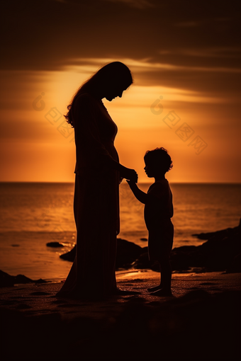 母亲和<strong>孩子</strong>在夕阳下玩耍亲子活动<strong>温馨</strong>的场景