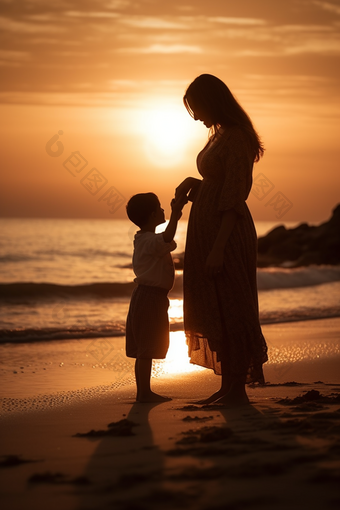 母亲和<strong>孩子</strong>在夕阳下玩耍海滩边<strong>温馨</strong>的场景