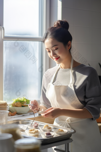 女人<strong>厨房</strong>制作蛋糕烹饪做蛋糕碗筷