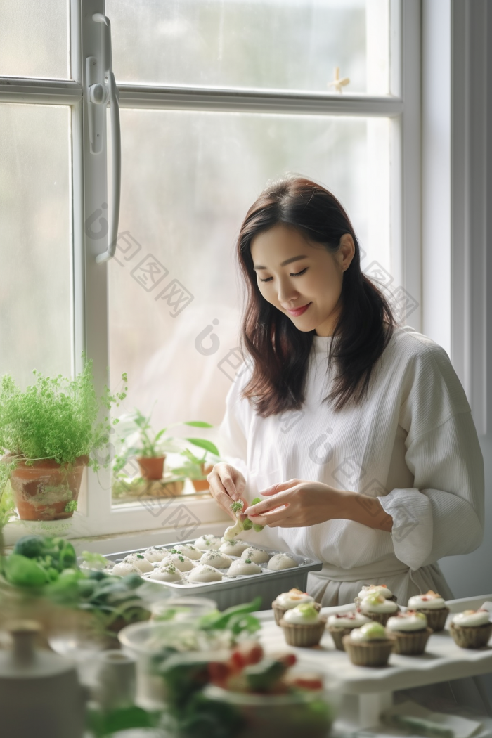 女人厨房制作蛋糕烹饪做蛋糕家务