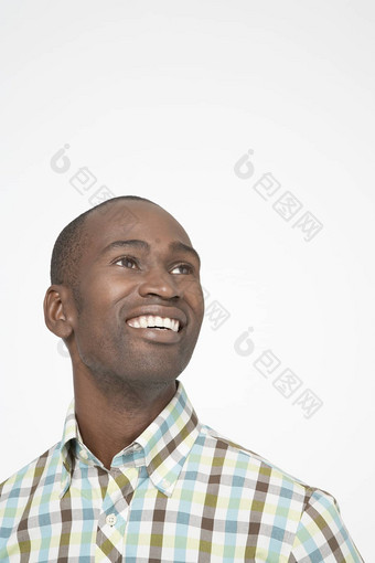 快乐非洲美国男人。Copyspace孤立的白色背景