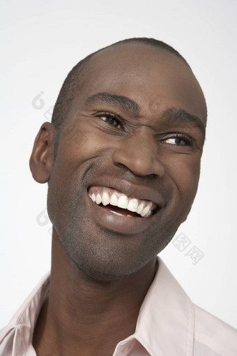 快乐的非洲美国男人。微笑白色背景