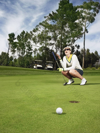 完整的长度失望女高尔夫球手把绿色