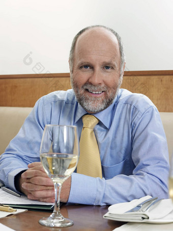 肖像快乐商人葡萄酒杯餐厅表格