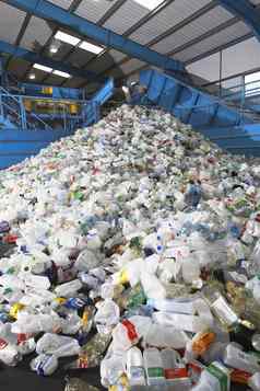 堆塑料瓶回收工厂