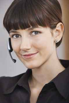 特写镜头肖像美丽的年轻的客户服务操作符穿耳机
