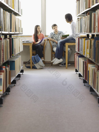 多民族学生讨论家庭作业图书馆