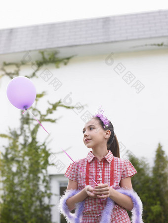 可爱的年轻的女孩头饰羽毛好持有气球