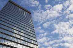 天空云反映摩天大楼窗户低角视图