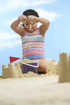 女孩年建筑沙子城堡海滩