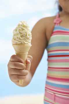 女孩年持有冰淇淋中期部分