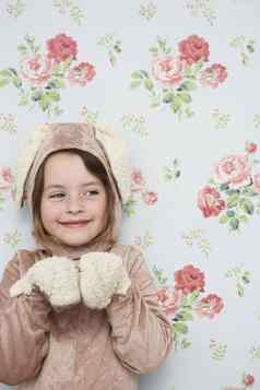肖像微笑年轻的女孩兔子服装壁纸花模式
