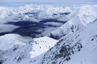 白雪覆盖的山范围升高视图