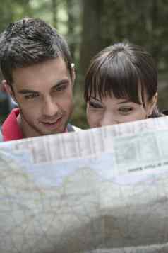 夫妇观察地图在户外特写镜头