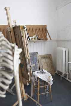 视图裁剪骨架画架艺术家的工作室