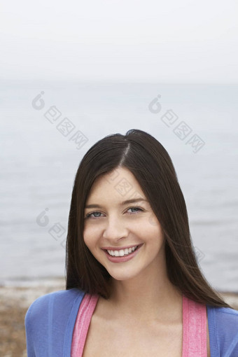 特写镜头肖像美丽的年轻的女人微笑海滩