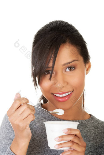 年轻的女人吃酸奶健康的早餐零食