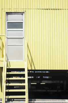 黄色的工业楼梯