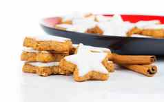 圣诞节肉桂明星饼干孤立的白色
