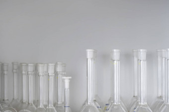 科学烧瓶显示白色墙实验室