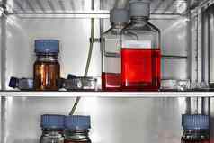 特写镜头瓶容器保存实验室冰箱