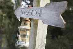 木帖子灯笼箭头阅读“海滩”