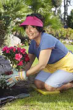 肖像快乐女人种植花植物花园
