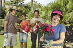 肖像快乐女人持有花植物家庭站背景