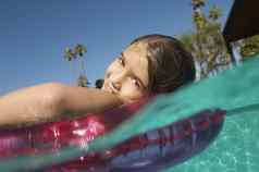 肖像可爱的女孩浮动充气环游泳池