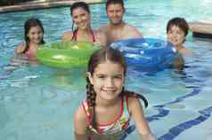 家庭女孩男孩充气木筏游泳池肖像