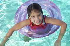 快乐可爱的小学女孩浮动充气筏游泳池